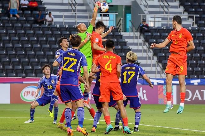 일본 U-23 축구대표팀 골키퍼 고쿠보 레오가 16일 중국전에서 공중볼을 처리하고 있다. AP연합뉴스