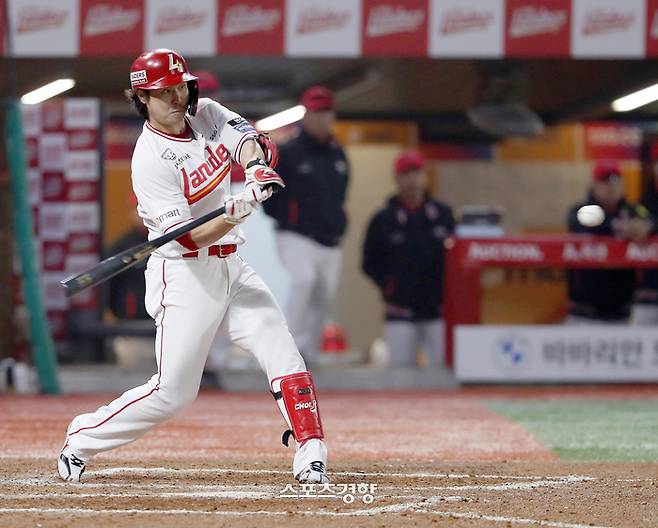 SSG 최정이 지난 16일 인천 KIA전에서 9회말 2사후 정해영의 직구에 타격하고 있다. SSG 랜더스 제공