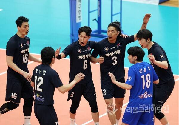 화성시청 선수들 환호