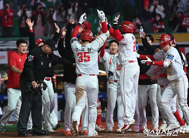 16일 오후 인천SSG랜더스필드에서 열린 2024 신한 SOL Bank KBO리그 KIA 타이거즈와 SSG 랜더스의 경기, SSG가 한유섬의 끝내기 홈런에 힘입어 KIA에 6대4로 승리했다. 9회말 2사 1루 SSG 한유섬이 끝내기 홈런을 날린 후 기뻐하고 있다. 인천, 김한준 기자