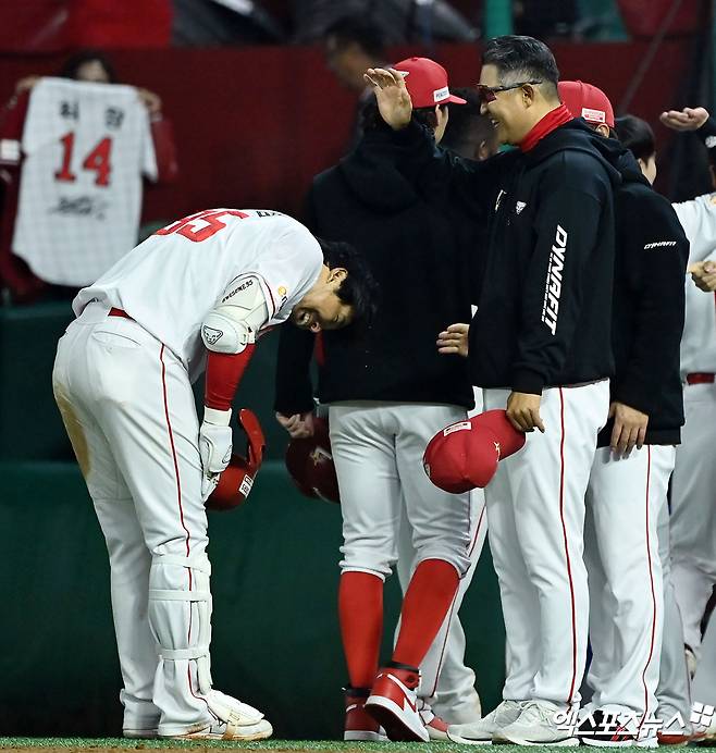 16일 오후 인천SSG랜더스필드에서 열린 2024 신한 SOL Bank KBO리그 KIA 타이거즈와 SSG 랜더스의 경기, SSG가 한유섬의 끝내기 홈런에 힘입어 KIA에 6대4로 승리했다.이날 경기에서 승리한 SSG 한유섬이 이숭용 감독에게 인사를 하고 있다. 인천, 김한준 기자