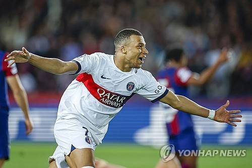 프랑스 최고 명문 파리 생제르맹(PSG)이 17일 스페인 바르셀로나 올림픽 경기장에서 열린 2023-2024 유럽축구연맹(UEFA) 챔피언스리그 8강 2차전 FC바르셀로나와의 경기에서 4-1 승리를 거뒀다. 1차전 홈경기 2-3 패배를 설욕한 PSG는 극적으로 준결승 티켓을 거머쥐었다. 이날 2골을 터트린 음바페가 득점 직후 세리머니를 하고 있다. 연합뉴스