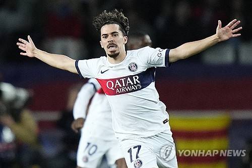 프랑스 최고 명문 파리 생제르맹(PSG)이 17일 스페인 바르셀로나 올림픽 경기장에서 열린 2023-2024 유럽축구연맹(UEFA) 챔피언스리그 8강 2차전 FC바르셀로나와의 경기에서 4-1 승리를 거뒀다. 1차전 홈경기 2-3 패배를 설욕한 PSG는 극적으로 준결승 티켓을 거머쥐었다. 이날 경기에선 이강인과 포지션 경쟁을 하는 비티냐가 역전 결승포를 터트렸다. 연합뉴스. 연합뉴스