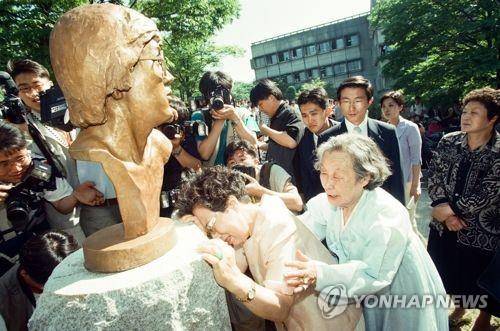 서울대 박종철 추모비 제막 (서울=연합뉴스) 배재만 기자 = 6월 민주항쟁 10주년을 맞아 10일 오후 서울대 IMC관앞 언덕에서는 지난 87년 경찰의 고문으로 숨진 박종철씨를 기리는 추모비 제막식이 열렸다. 추모상을 부여잡고 슬퍼하는 어머니 정차순씨. 1997.6.10 [본사 자료사진]