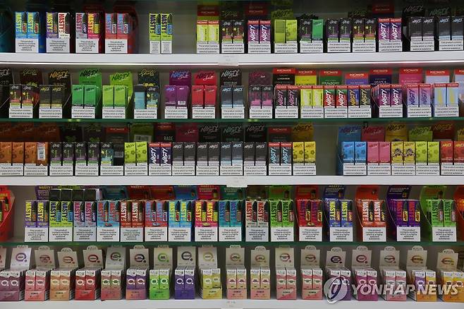 영국 런던의 한 가게에 진열된 전자담배 [EPA=연합뉴스 자료사진]