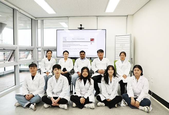 장의순 교수 연구팀(장의순 교수 뒷줄 오른쪽에서 두 번째) [금오공대 제공. 재판매 및 DB금지]