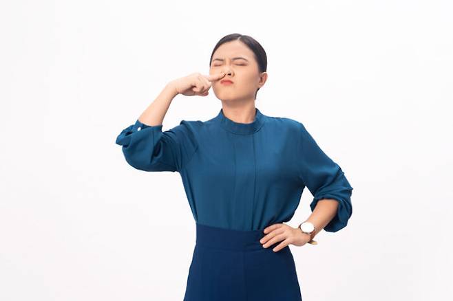 코를 너무 자주 풀거나 코를 후비는 등 자극을 주는 행동이 콧속 여드름을 유발할 수 있다. [사진=게티이미지뱅크]