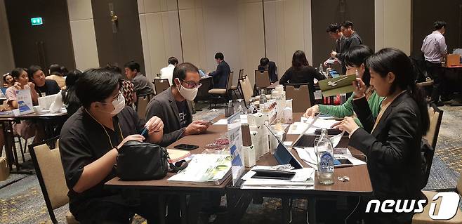 지난 2023년 11월 14일 태국 방콕에서 성남시 동남아 시장개척단 참가 기업들이 수출상담을 하고 있다. (성남시 제공)/