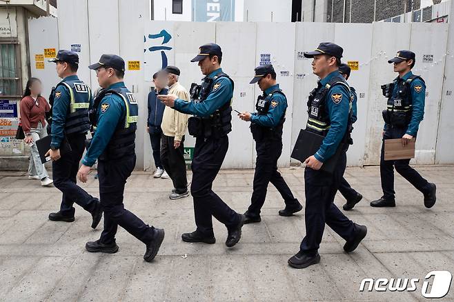 경찰 기동순찰대가 16일 서울 종로 일대를 순찰하고 있다. 2024.4.17/뉴스1 ⓒ News1 유승관 기자