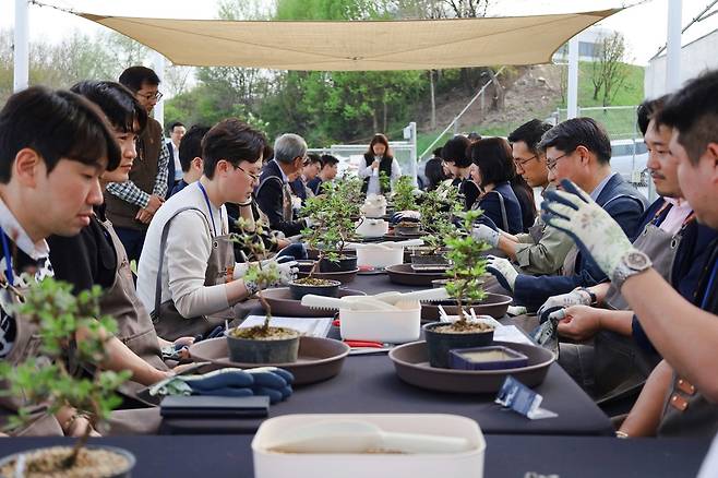 삼성웰스토리 '웰럽 리더십 아카데미'에 참여한 F&B 기업 리더들이 에버랜드 분재원에서 분재 만들기를 체험하고 있다.(삼성웰스토리 제공)