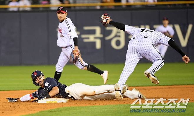 2루를 향해 몸을 날린 롯데 김민석을 태그 하는 LG 유격수 오지환