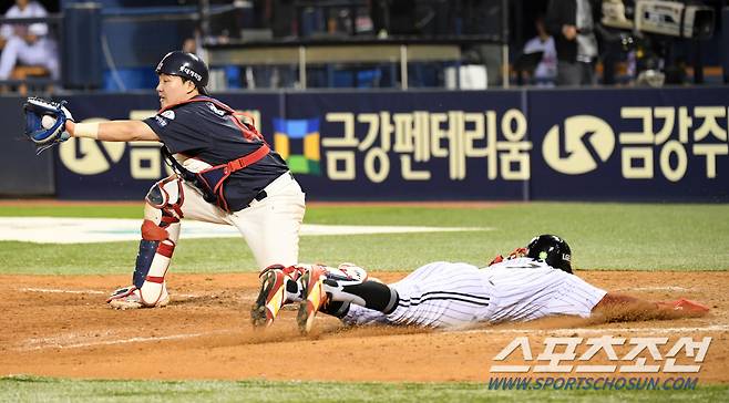 9회말 무사 만루 안익훈의 얕은 타구 때 태그업 후 끝내기 득점을 올리는 박해민