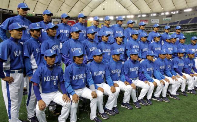 2006년 제1회 월드베이스볼클래식(WBC)을 앞둔 한국대표팀 선수단. [연합]