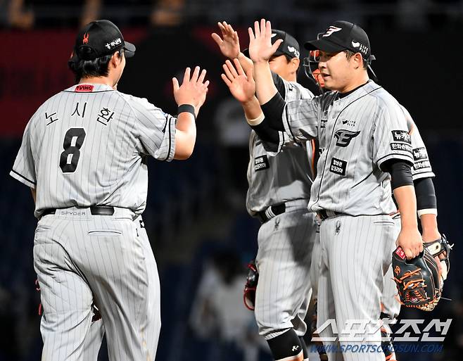 16일 창원NC파크에서 열린 한화와 NC의 경기, 한화가 7대4로 승리하며 3연패에서 탈출했다. 경기를 마무리한 한화 선수들이 기뻐하고 있다. 창원=허상욱 기자wook@sportschosun.com/2024.04.16/