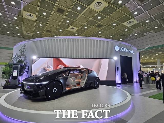 WIS 2024 LG전자 전시장 앞에 콘셉트카 'LG 알파블'이 전시돼 있다. /최문정 기자