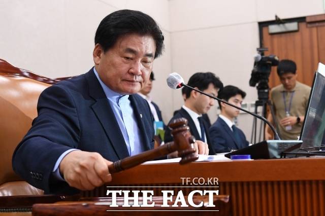 더불어민주당이 18일 국회 농림축산식품해양수산위원회를 단독 개의해 '양곡관리법 개정안'과 '농산물 가격 안정법 개정안' 등 5개 법안을 본회의에 직회부했다. 사진은 민주당 소속 소병훈 농해수위 위원장, /남용희 기자