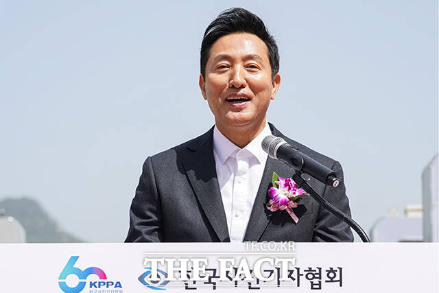 오세훈 서울시장이 18일 서울 종로구 광화문광장에서 열린 '제60회 한국보도사진전 개막식'에서 축사를 하고 있다.