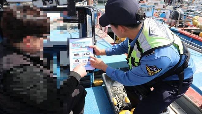 목포해경이 어업인을 대상으로 SOS 누르기 캠페인을 실시하고 있다. [사진제공=목포해양경찰서]
