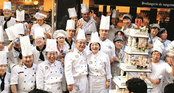 2006년 성심당 50주년 행사 모습. 임영진·김미진 부부(사진 가운데)와 직원들이 케이크를 나누며 화재를 딛고 일어선 성심당의 50년을 자축했다. /조선DB