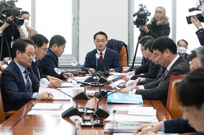 조해진 국회 정치개혁특별위원회 정치관계법개선소위원장이 23일 서울 여의도 국회에서 열린 제403회 국회(임시회) 정치개혁특별위원회 제7차 정치관계법개선소위원회를 주재하고 있다. 2023.2.23/뉴스1