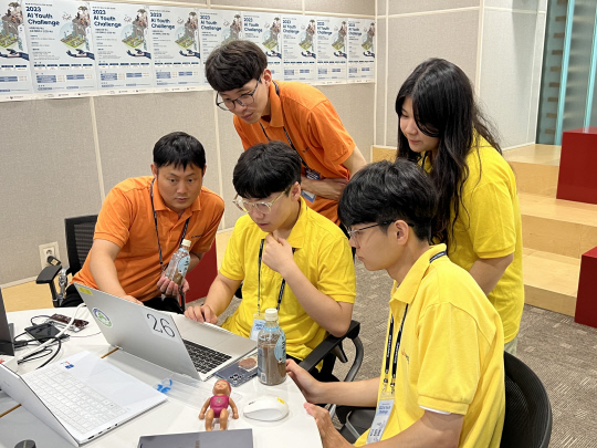 '2023 AI 유스 챌린지'에서 학생들이 포스코DX AI엔지니어들로부터 멘토링을 받는 모습. 포스코DX 제공