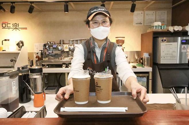 제주항공이 설립한 자회사형 장애인표준사업장 ‘모두락’ 직원이 커피를 서비스하는 모습. 제주항공 제공