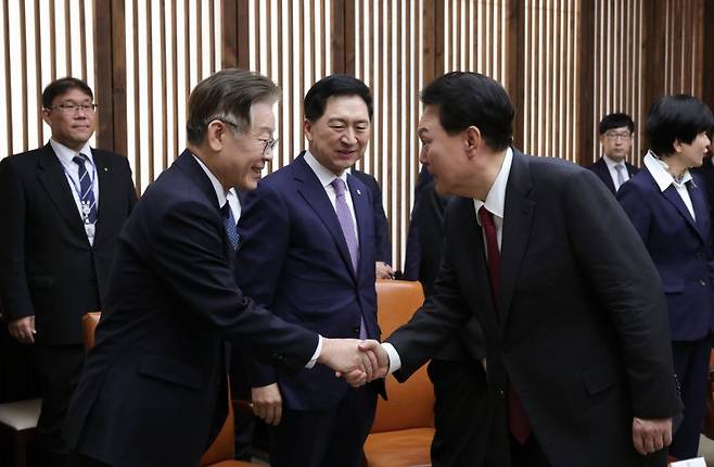 윤석열 대통령이 2023년 10월 31일 이재명 더불어민주당 대표와 악수를 나누고 있다. 사진=뉴스1