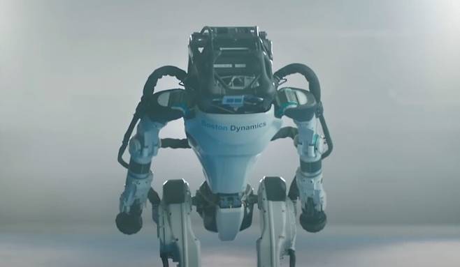 16일 공개한 보스턴다이내믹스의 휴머노이드로봇 아틀라스의 작별 동영상에서 아틀라스가 허리를 굽혀 작별 인사를 하고 있다. 유튜브 갈무리