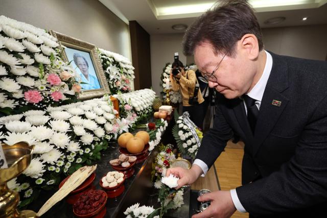 이재명 더불어민주당 대표가 18일 서울 강동구 강동성심병원 장례식장에 마련된 고 박종철 열사의 어머니 정차순 여사의 빈소를 조문하고 있다. 뉴스1