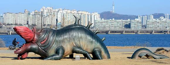 서울시가 영화 '괴물' 속의 괴물 조형물을 비롯해 흉물 취급받는 공공미술 작품을 철거하기로 했다. 사진은 마포대교와 원효대교 사이에 세워진 괴물 조형물. [사진=뉴시스]