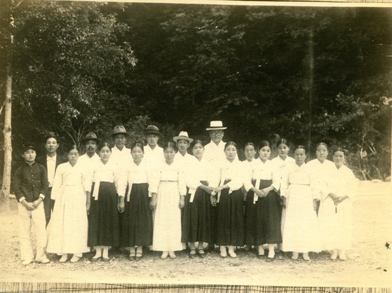 1935년 소태산 대종사(뒷줄 가운데 흰모자 쓴 키 큰 사람)가 전주 다가공원에서 제자들과 함께 있다. [사진 원불교]