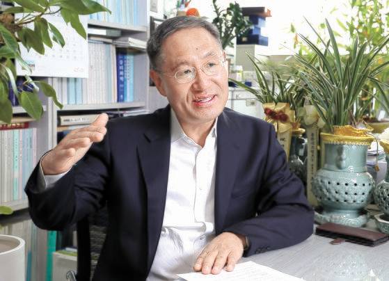 선양국 한양대 에너지공학과 교수가 10일 학교 교수연구실에서 중앙일보와 인터뷰하고 있다. 강정현 기자