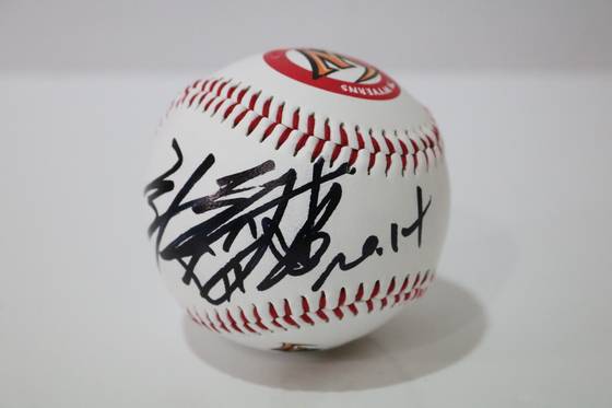 A baseball signed by Choi Jeong during the 2016 season, when he hit 40 home runs. [JOONGANG ILBO]