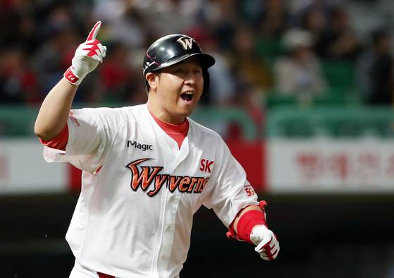 Choi Jeong rounds the bases after hitting a grand slam against the Kia Tigers at SK Happy Dream Stadium in Incheon on Sept. 13, 2017. Choi hit 46 home runs that season, the most of his career to date. [YONHAP]