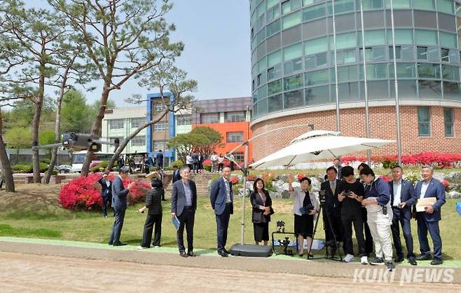 18일 충남드론항공고등학교를 찾은 충남도의회 교육위원들.