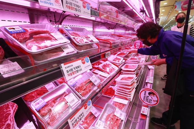 지난 7일 서울 시내 한 대형마트에서 장을 보는 시민. [사진 제공=연합뉴스]