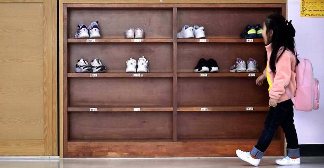 서울의 한 초등학교 1학년 교실 복도 신발장입니다. 4층 신발장에 2개 층만 차 있는 걸 보니 저출산의 모습이 실감 나네요. 아이들은 희망입니다.  김호영 기자