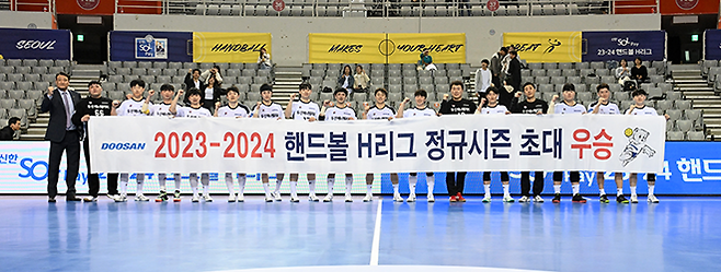 두산 선수단이 정규리그 1위 확정 후 단체 사진을 찍고 있다. 사진=한국핸드볼연맹 제공