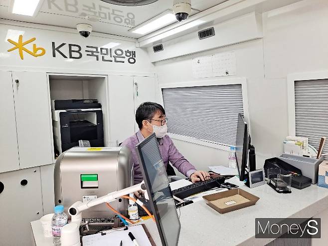 KB국민은행 시니어 라운지에서 근무하는 조현태 연신내 종합금융센터 팀장./사진=머니S 강한빛 기자
