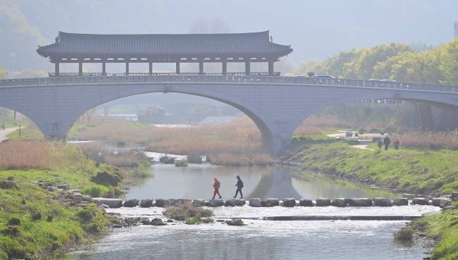 봄의 기운과 정취로 가득한 전주천 변.