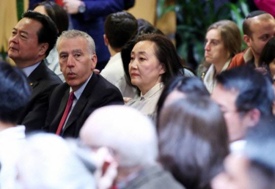 박영선 전 중소벤처기업부 장관이 지난해 4월 미국 보스턴 인근 하버드대 케네디스쿨에서 필립 골드버그 주한 미국대사 등과 함께 윤석열 대통령의 연설을 듣고 있다. 연합뉴스