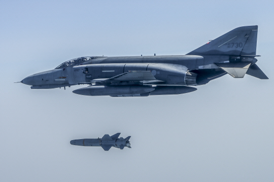 ‘뽀빠이’ 별칭의  AGM-142 ‘팝아이’(Pop-eye) 공대지미사일이  퇴역을 앞둔 F-4E 전투기에서 18일 발사되고 있다. 공군 제공