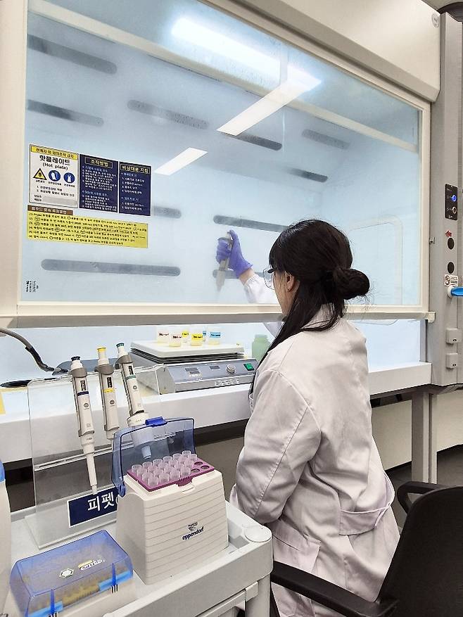 한국수력원자력 중앙연구원 연구진이 우라늄 흡착제 성능시험을 수행하고 있다.[한수원 제공]