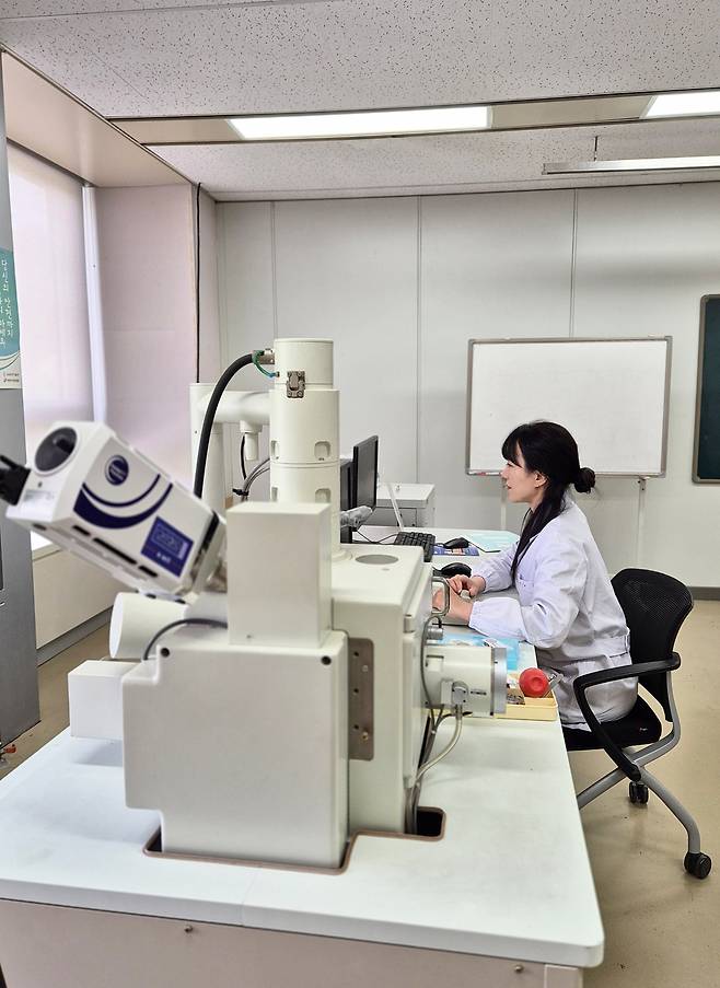 한국수력원자력 중앙연구원 연구진이 우라늄 관련 연구를 진행하고 있다.[한수원 제공]
