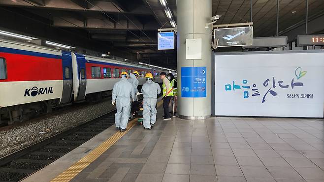 18일 오전 서울역에서 경부선 KTX 열차와 무궁화호 간 접촉 사고가 발생해 역무원 및 차량 관계자들이 현장을 수습하고 있다. 안효정 기자.