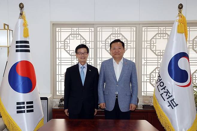 [서울=뉴시스] 윤진식 무협 회장, 이상민 행안부 장관 면담 (사진=무협) 2024.4.18 photo@newsis.com *재판매 및 DB 금지