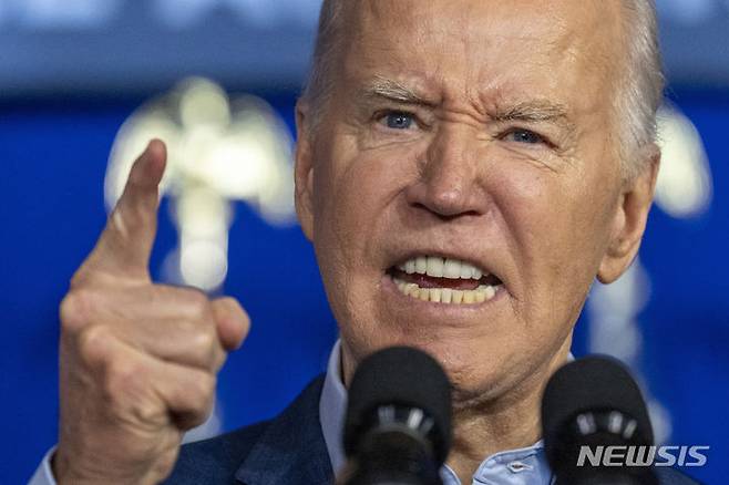[스크랜턴(미 펜실베이니아주)=AP/뉴시스]조 바이든 미 대통령이 16일(현지시간) 미 펜실베이니아주 스크랜턴 문화센터에서 선거 유세를 펼치고 있다. 바이든은 2024년 미 대선 승패에 결정적 역할을 할 것으로 보이는 펜실베이니아주 노동조합의 지지를 높이기 위해 중국산 철강과 알루미늄에 대한 관세를 3배로 인상하는 방안을 추진하고 있다. 2024.04.17