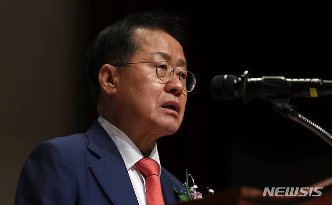 [대구=뉴시스] 이무열 기자 = 홍준표 대구시장이 11일 대구 달서구 정부대구지방합동청사에서 열린 제105주년 대한민국 임시정부 수립 기념식에서 기념사를 하고 있다. 2024.04.11. lmy@newsis.com