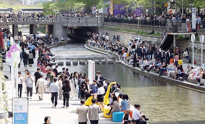 18일 서울 청계천에 앉아있는 시민들. 연합뉴스