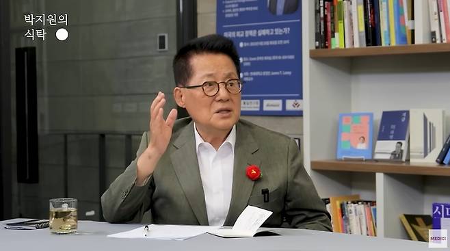 박지원 더불어민주당 전남 해남·완도·진도군 당선인이 17일 출판사 ‘메디치미디어’ 유튜브 채널의 ‘박지원의 식탁’에 출연해 발언하고 있다. 유튜브 채널 ‘메디치미디어’ 영상 캡처